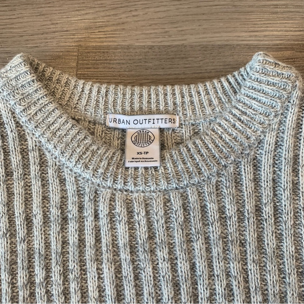 ✨ URBAN OUTFITTERS GRAY CROP SWEATER ✨ - Picture 3 of 5